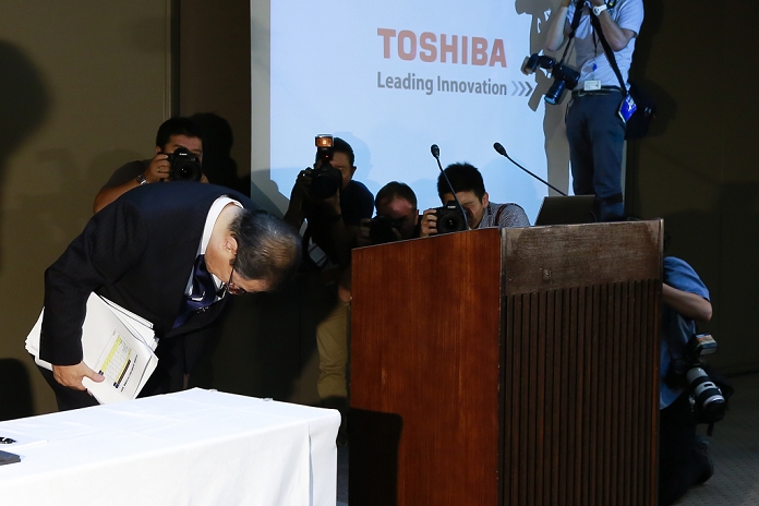Toshiba: Inappropriate Accounting Problem President Muromachi apologizes at press conference Masashi Muromachi, President and Chief Executive Officer of Toshiba Corp., bows during a news conference on September 7, 2015, Tokyo, Japan. Toshiba fell into the red for the first time in five years after announcing corrections to its net balance of more than 155 billion yen   1.3 billion  in its delayed earnings report. The corrections are a result of padding earnings over a seven year period of accounting irregularities.  Photo by Rodrigo Reyes Marin AFLO 