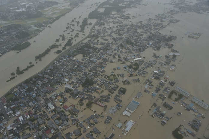 Typhoon No. 18 Crosses the Archipelago Record rainfall in Ibaraki and Tochigi A residential area inundated by the floodwaters of the Kinu River  upper left   0:01 p.m., 10, in Joso City, Ibaraki Prefecture, as seen from the head office helicopter .