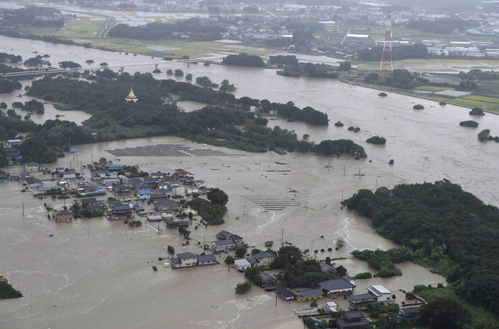 Typhoon No. 18 Crosses the Archipelago Record rainfall in Ibaraki and Tochigi The Kinugawa River, which has been flooded by heavy rains caused by Typhoon No. 18, at Wakamiyado, Joso City, Ibaraki Prefecture, at 11:30 a.m. on September 10, 2015, from the head office helicopter.