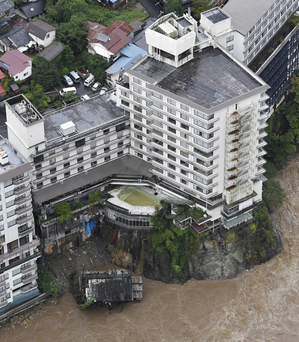 Typhoon No. 18 Crosses the Archipelago Record rainfall in Ibaraki and Tochigi Kinugawa Plaza Hotel, where part of the building collapsed, in Nikko, Tochigi Prefecture, Japan, at 0:28 p.m. on September 10, 2015, from the head office helicopter.