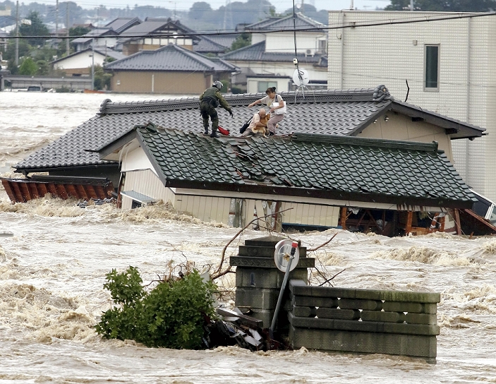 Typhoon No. 18 Crosses the Archipelago Record rainfall in Ibaraki and Tochigi A man and woman evacuated on a roof being rescued by Self Defense Force personnel by helicopter at 3:58 p.m. on April 10 in Misaka cho, Joso shi, Ibaraki Prefecture. A resident evacuated on a roof with his dog and rescued by Self Defense Force personnel at 3:58 p.m. on April 10 in Joso shi, Ibaraki Prefecture.