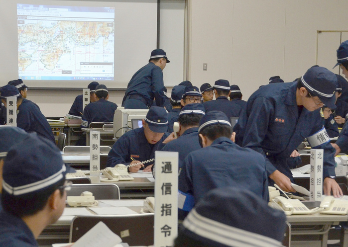 On Disaster Prevention Day, Mie Prefectural Police staff members train in anticipation of a huge Nankai Trough earthquake   Mie, Japan Mie Prefectural Police staff members train under the assumption that a huge Nankai Trough earthquake has occurred at the Prefectural Police Headquarters at 9:03 a.m. on September 1, 2015  photo by Shintaro Iguchi.