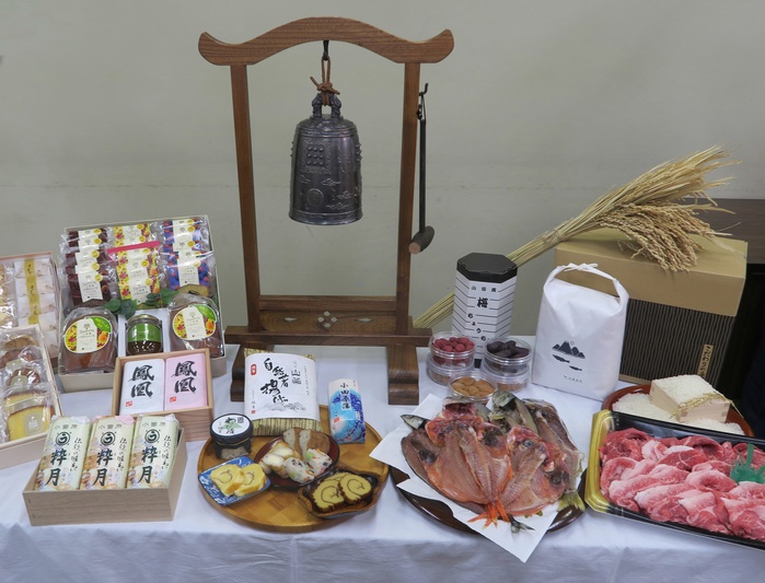 Furusato  hometown  tax payment: Odawara City prepared some of the special products as rewards   Kanagawa Some of the specialties that Odawara City prepared as rewards for hometown tax payments at Odawara City Hall on August 25, 2015 at 11:35 a.m. Photo by Haruo Sawa.