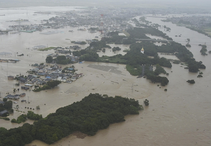Typhoon No. 18 crosses the archipelago  Record rainfall in Ibaraki and Tochigi The Kinu River  right  overflowed and flooded the urban area past the site where the solar panels were installed  at 0:04 p.m. on October 10, in Joso City, Ibaraki Prefecture, from the head office helicopter .