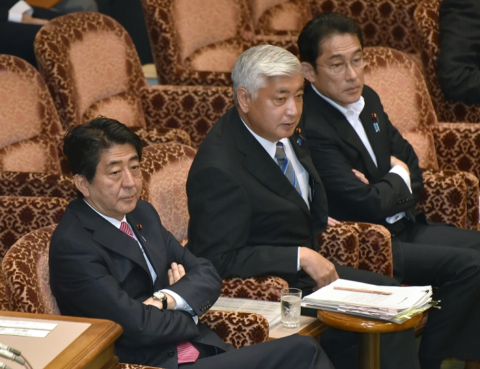 Security Bill to Come to a Vote Ruling and Opposition Parties at a Closing Point September 16, 2015, Tokyo, Japan   Japan s Prime Minister Shinzo Abe, left, and his key Cabinet ministers patiently wait for the much Japan s Prime Minister Shinzo Abe, left, and his key Cabinet ministers patiently wait for the much delayed start of the final question and answer session of Diet s upper house committee on controversial security bills in Tokyo on Wednesday, September 16, 2015. While the government tries to push for enactment of the legislation by Friday, the opposition camp makes last minute attempts to delay a vote expected to The ministers are, from left: Abe  Defense Minister Gen Nakatani and Foreign Minister Fumio Kishida. Photo by Natsuki Sakai AFLO  AYF  mis 