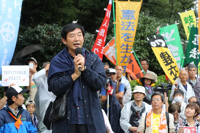   Security Bill, the offensive and defense are at a standstill Daily demonstrations in front of the Diet Japanese actor Junichi Ishida speaks during a rally against the passage of Japan s Prime Minister Shinzo Abe s security bills in front of the parliament in Tokyo on Friday, September 18, 2015.  Photo by Yuriko Nakao AFLO 