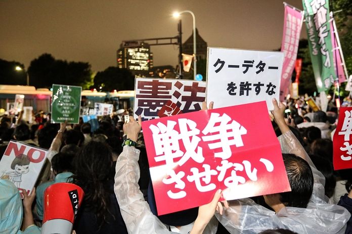 Security Bill, the offensive and defense are at a standstill Daily demonstrations in front of the Diet People protest against Japanese Prine Minister Shinzo Abe s controversial security bills in front of the parliament in Tokyo, Japan, September 17, 2015.  Photo by Naoto Akasaka AFLO 
