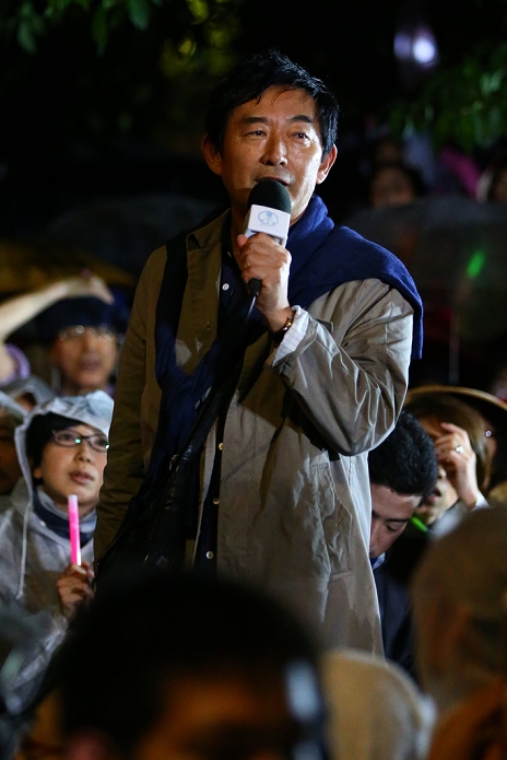   Security Bill, the offensive and defense are at a standstill Daily demonstrations in front of the Diet Japanese actor Junichi Ishida speaks to the audience during a protest outside the National Parliament as opposition politicians inside also tried to block controversial security bills on September 17, 2015, Tokyo, Japan. Inside parliament the security bills that could allow troops to fight overseas for first time since World War Two were passed by a legislative committee amid pushing and shoving, and now only require approval in the upper house. Those opposing the bills still believe that they violate the constitution and could sink Japan into US conflicts. Protests have occurred almost daily over the past weeks outside the Diet building against Prime Minister Shinzo Abe and his popularity has also suffered as a result.  Photo by AFLO 