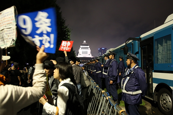 Security Bill, the offensive and defense are at a standstill Daily demonstrations in front of the Diet Police officers stand guard during a demonstration against the passage of Japan s Prime Minister Shinzo Abe s security bills in front of the parliament  in Tokyo on Friday, September 18, 2015.  Photo by Yuriko Nakao AFLO 