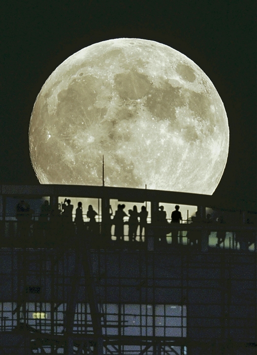 Super Moon  Mid Autumn Meigetsu  floating in the night sky   Osaka City The  Mid Autumn Moon  floating in the night sky  in the foreground, people gazing at the moon from the rooftop of the Umeda Sky Building  at 6:10 p.m. on September 27 in Kita Ward, Osaka City. Photo taken on September 27, 2015   Published on the society page of the morning edition of September 28, 2015   Published on the society page of the morning edition of September 28, 2015