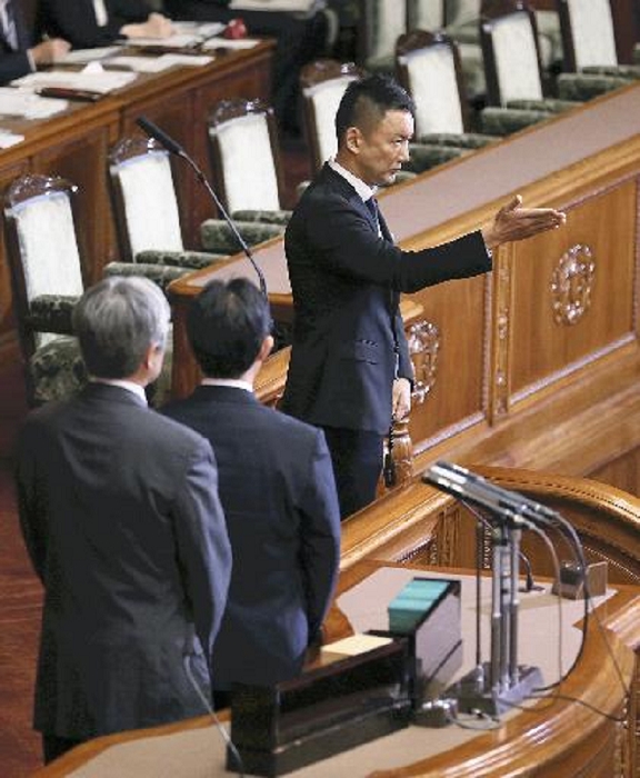 Security Bill, the offensive and defense are at a standstill. Opposition parties counter with a series of censure motions Taro Yamamoto  far right , a member of the Party of Seikatsu and Taro Yamamoto and his friends, holds a bead and performs a one man cattle prod during a vote on a censure motion for the prime minister at a plenary session of the House of Councillors. At the Diet  photo taken Sept. 18, 2015.