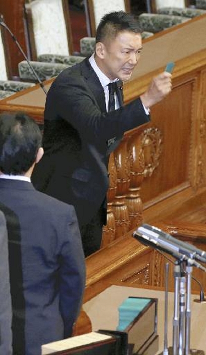 Security Bill, the offensive and defense are at a standstill. Opposition parties counter with a series of censure motions Representative Taro Yamamoto shouts out his views with a negative vote in his hand just before the vote on the security related bill at 2:14 a.m. on March 19 at the National Diet.