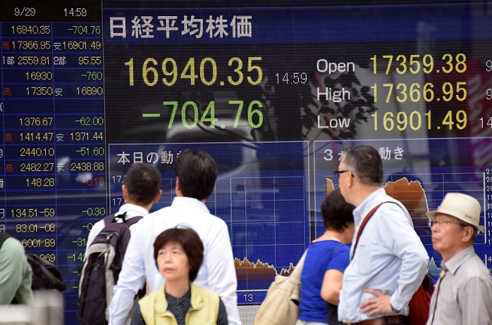 Nikkei 225 closes sharply lower Nikkei 225 falls below 17,000 yen for the first time in 8.5 months September 29, 2015, Tokyo, Japan   Japanese stocks plunges sharply on the Tokyo Stock Exchange market Tuesday, September 29, 2015, as concerns about a Chinese economic slowdown heightens. The 225 issue Nikkei Stock Average ended down 714.27 points from Monday at 16,930.84, a roughly eight month closing low.   Photo by Natsuki Sakai AFLO  AYF  mis 