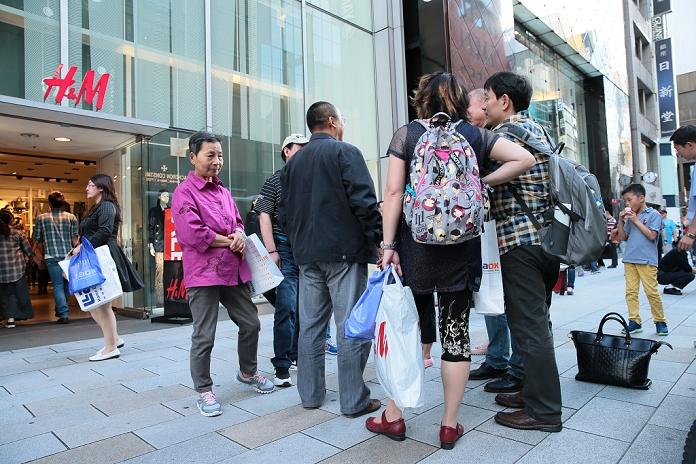 Major National Day Holiday Begins Chinese tourists continue to arrive Chinese shoppers in the Ginza high end shopping district, on October 2nd 2015, Tokyo, Japan. Tokyo s department stores are busy serving Chinese holiday shoppers with many now offering Chinese speaking staff, simple tax free shopping and product sections specifically targeting overseas visitors. Cosmetics are particularly popular items and the shoppers tend to purchase products in bulk to take home as presents for friends and relatives. Despite the Chinese stock market suffering recent losses many tourists are using a week long national holiday in China to visit and spend money in Japan.  Photo by AFLO 