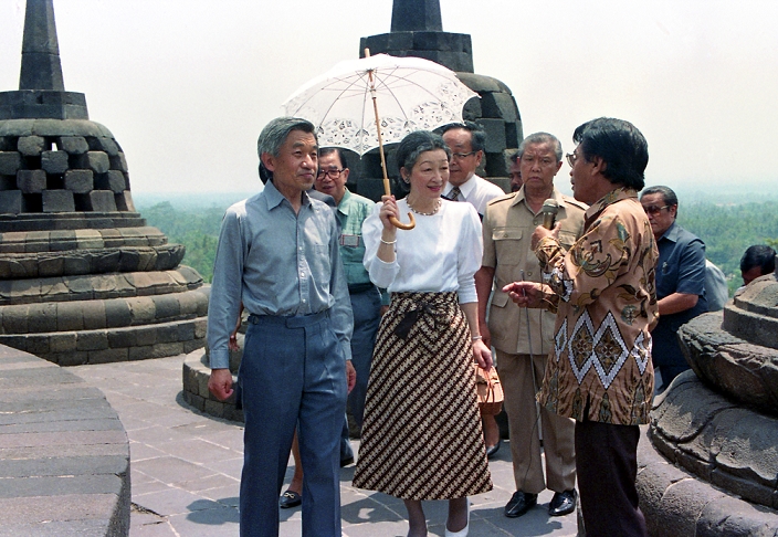Emperor Akihito Official Visit to Indonesia  October 5, 1991  October 5, 1991, Java, Indonesia   Japanese Emperor Akihito and Empress Michiko visit the ruins of Borobudur on the island of Java during their state visit to Indonesia. Akihito was on his first three nation Asian trip since his enthronement to the Chrysanthemum Throne.  Photo by Natsuki Sakai AFLO  AYF  mis 