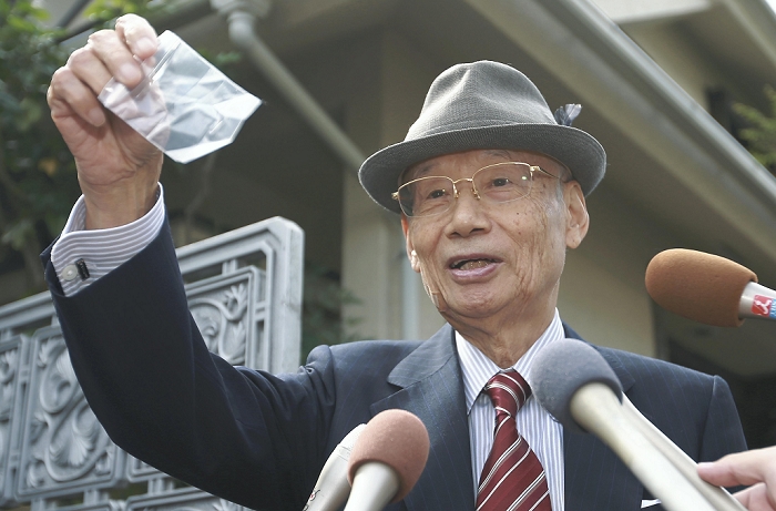 Nobel Prize in Physiology or Medicine Satoshi Omura, recipient of the award Satoshi Omura, a special professor emeritus at Kitasato University, shows a bag for soil collection that he carries in his wallet at 10:56 a.m. on June 6 in Setagaya Ward, Tokyo, one night after the Nobel Prize in Physiology or Medicine was awarded to him.