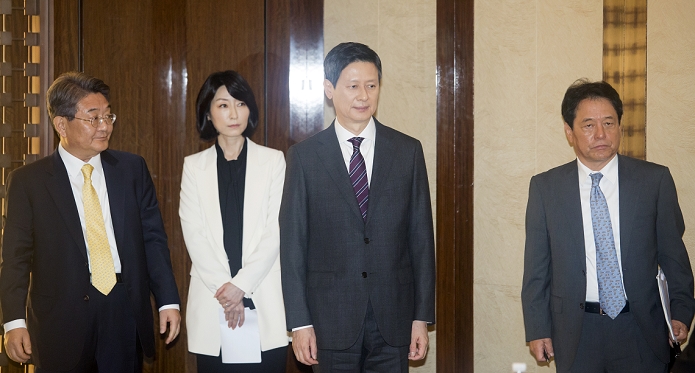 Lotte family feud rekindled  Eldest son s side sues second son Shin Dong joo, Oct 8, 2015 : Shin Dong joo  2nd R , former vice chairman of Lotte Holdings and his wife Cho Eun ju  3rd R  attend a press conference in Seoul, South Korea. Shin Dong joo, the elder brother of Lotte Group Chairman Shin Dong bin, said he will sue Shin Dong bin and other executives at the group s parent firm, to gain control over the conglomerate, local media reported.  Photo by Lee Jae Won AFLO   SOUTH KOREA 