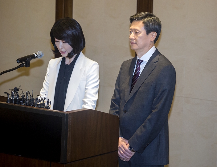 Lotte family feud rekindled  Eldest son s side sues second son Shin Dong joo, Oct 8, 2015 : Shin Dong joo  R , former vice chairman of Lotte Holdings and his wife Cho Eun ju attend a press conference in Seoul, South Korea. Shin Dong joo, the elder brother of Lotte Group Chairman Shin Dong bin, said he will sue Shin Dong bin and other executives at the group s parent firm, to gain control over the conglomerate, local media reported.  Photo by Lee Jae Won AFLO   SOUTH KOREA 