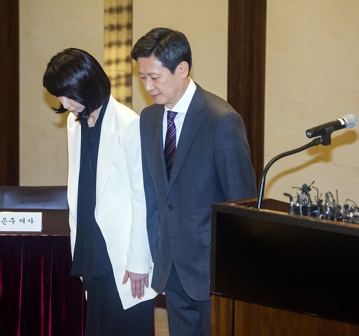 Lotte family feud rekindled  Eldest son s side sues second son Shin Dong joo, Oct 8, 2015 : Shin Dong joo  R , former vice chairman of Lotte Holdings and his wife Cho Eun ju bow at a press conference in Seoul, South Korea. Shin Dong joo, the elder brother of Lotte Group Chairman Shin Dong bin, said he will sue Shin Dong bin and other executives at the group s parent firm, to gain control over the conglomerate, local media reported.  Photo by Lee Jae Won AFLO   SOUTH KOREA 
