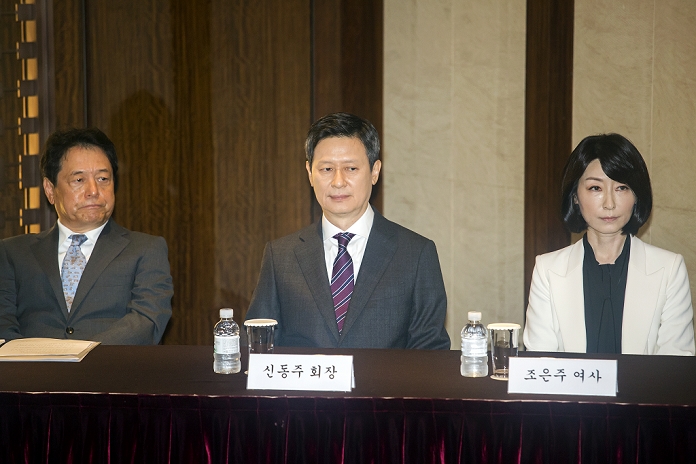 Lotte family feud rekindled  Eldest son s side sues second son Shin Dong joo, Oct 8, 2015 : Shin Dong joo  C , former vice chairman of Lotte Holdings and his wife Cho Eun ju  R  attend a press conference in Seoul, South Korea. Shin Dong joo, the elder brother of Lotte Group Chairman Shin Dong bin, said he will sue Shin Dong bin and other executives at the group s parent firm, to gain control over the conglomerate, local media reported.  Photo by Lee Jae Won AFLO   SOUTH KOREA 