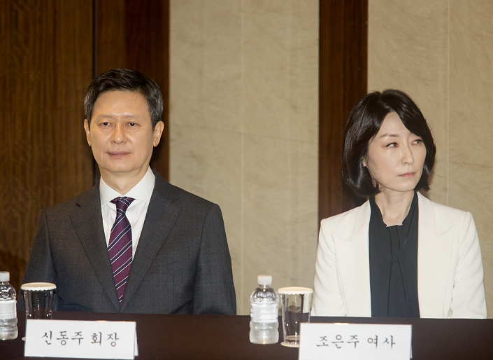 Lotte family feud rekindled  Eldest son s side sues second son Shin Dong joo, Oct 8, 2015 : Shin Dong joo  L , former vice chairman of Lotte Holdings and his wife Cho Eun ju attend a press conference in Seoul, South Korea. Shin Dong joo, the elder brother of Lotte Group Chairman Shin Dong bin, said he will sue Shin Dong bin and other executives at the group s parent firm, to gain control over the conglomerate, local media reported.  Photo by Lee Jae Won AFLO   SOUTH KOREA 