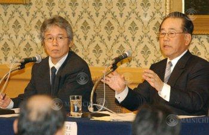BSE infection in U.S. cattle Chairman Yokokawa and First Vice Chairman Abe of the Japan Food Service Association hold an emergency meeting. Ute Yokogawa, chairman of the Japan Food Service Association, and Shuji Abe, first vice president  left , open an emergency meeting in Tokyo at 3:47 p.m. on Jan. 15, 2004, photo by Akira Miyamoto.