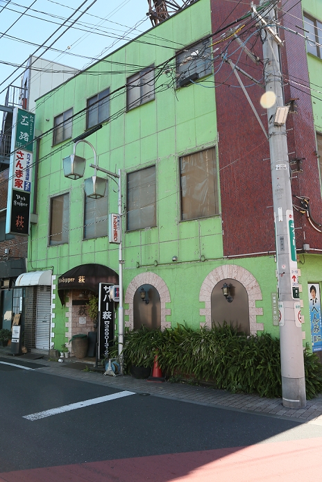 Showa era appearance Ayase neighborhood, Adachi ku  October 7, 2015  October 7, 2015, Tokyo, Japan   A strange mixture of old, big Japanese style residences and small town houses gives stark contrast in Ayase, an eastern Tokyo neighborhood located along the Ayase River in Adachi ward, which was originally developed in the late 1880s.  Photo by Haruyoshi Yamaguchi AFLO  VTY  mis 