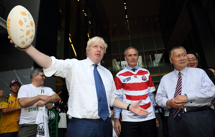 Mayor of London Visits Japan Enjoying Rugby with Elementary School Students  L R  Mayor of London, Boris johnson, British Ambassador Tim Hitchens, Japan Rugby Assotiation chairman Yoshiro Mori attend  Street Rugby  at Tokyo Japan on 15 Oct 2015.  Photo by Motoo Naka AFLO 