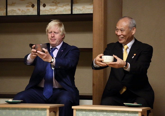 Mayor of London Visits Japan Experience the Tea Ceremony in Tokyo Boris Johnson of Mayer of London recives welcome tea ceremony  Photo by Motoo Naka AFLO 