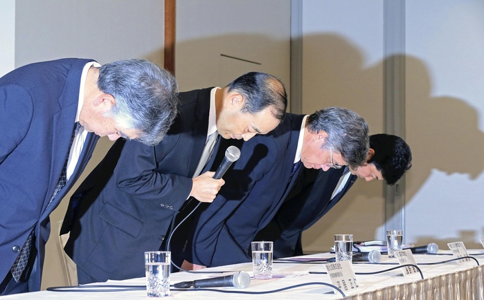 Yokohama Condominium Tipping Issue Asahi Kasei president and others apologize at press conference At the press conference,  from left  Asahi Kasei Vice President Hirai, President Asano, Asahi Kasei Kenzai Corporation President Maeda, and Maeshima, General Manager of Product Development Department, Business Division, at 4:06 p.m. on March 20 in Chiyoda ku, Tokyo.