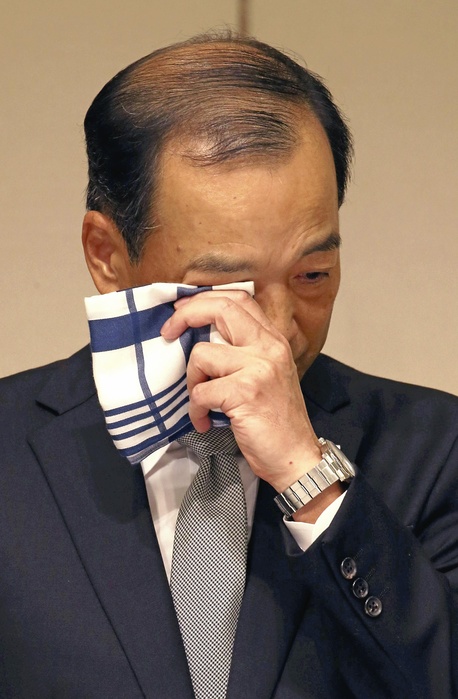Yokohama Condominium Tipping Issue Asahi Kasei president and others apologize at press conference Asahi Kasei President Toshio Asano wipes away tears during a press conference at 4:36 p.m. on March 20 in Chiyoda ku, Tokyo.