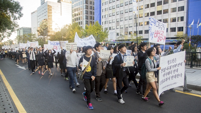 South Korea   History Textbook Issue Demonstration by junior high and high school students in Seoul Protest against the introduction of a state approved history textbook, Oct 24, 2015 : South Korean middle and high school students attend a protest against South Korean government s plan for state approved history textbook in Seoul, South Korea. Hundreds of students demonstrated as they insisted that the state approved history textbook would glorify pro Japanese collaborators during the Japanese colonial rule  1910 45  in Korea and dictatorial regimes in contemporary history of South Korea. A placard  R  reads, Juveniles oppose glorifying pro Japanese collaborators and dictatorial regimes, distortion of history and the state approved history textbook .  Photo by Lee Jae Won AFLO   SOUTH KOREA 