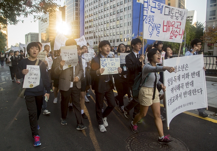 South Korea   History Textbook Issue Demonstration by junior high and high school students in Seoul Protest against the introduction of a state approved history textbook, Oct 24, 2015 : South Korean middle and high school students attend a protest against South Korean government s plan for state approved history textbook in Seoul, South Korea. Hundreds of students demonstrated as they insisted that the state approved history textbook would glorify pro Japanese collaborators during the Japanese colonial rule  1910 45  in Korea and dictatorial regimes in contemporary history of South Korea. Placards read, Juveniles oppose glorifying pro Japanese collaborators and dictatorial regimes, distortion of history and the state approved history textbook   R  and  President Park Geun Hye, we want to learn true history   top R .  Photo by Lee Jae Won AFLO   SOUTH KOREA 