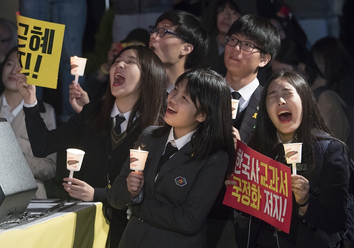 South Korea   History Textbook Issue Demonstration by junior high and high school students in Seoul Protest against the introduction of a state approved history textbook, Oct 24, 2015 : South Korean middle and high school students attend a protest against South Korean government s plan for state approved history textbook in Seoul, South Korea. Participants insisted that the state approved history textbook would glorify pro Japanese collaborators during the Japanese colonial rule  1910 45  in Korea and dictatorial regimes in contemporary history of South Korea. Signs read, Stop state designation of South Korean history textbook    bottom R  and  President Park Geun Hye resign  .   Photo by Lee Jae Won AFLO   SOUTH KOREA 