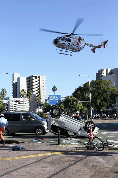 Car Runaway Near Miyazaki Station Two people killed A minicar that ran off the sidewalk, hit a person, and came to a stop after overturning. A doctor s helicopter to transport emergency patients landed near the scene  in front of JR Miyazaki Station at 3:13 p.m. on March 28 .