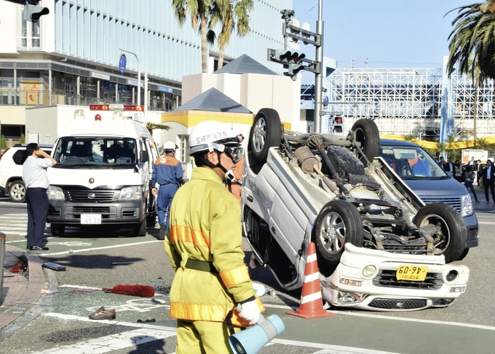 Car Runaway Near Miyazaki Station Two people killed A minicar that hit people one after another, overturned and came to a stop at an intersection  in front of JR Miyazaki Station at 3:14 p.m. on March 28 .
