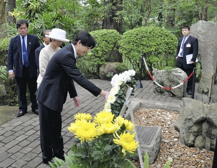 Prince Akishino Visits Brazil Celebrating 120th Anniversary of Establishment of Diplomatic Relations Prince and Princess Akishino offer flowers at the Cenotaph for the Pioneer Dead in Ibirapuera Park, the first place they visited after arriving in Brazil  photo by Go Okimura .