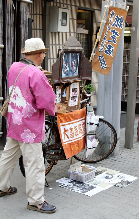 Japanese Occupation Paper Show  October 31, 2015  October 31, 2015, Tokyo, Japan   A storyteller stands by his stage set up on the rear of his bicycle, performing for a small group of viewers in a re enactment of Kamishibai, a form of entertainment of illustrated stories primarily for children for a small amount of admission.  Photo by Haruyoshi Yamaguchi AFLO  VTY  mis 
