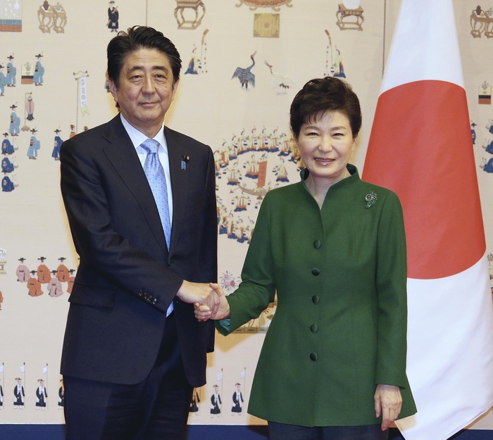 Japan Korea Summit Meeting 2 President Park Geun hye  right  welcomes Prime Minister Abe  left  and shakes hands with him at Cheong wa dae in Seoul at 10:01 a.m. on February 2.