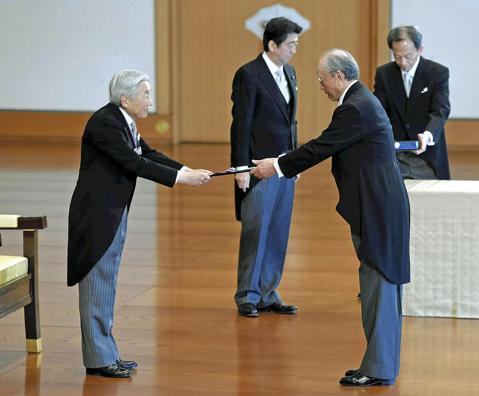 Conferral Ceremony of the Order of Culture at the Imperial Palace Nobel laureate Omura and others Yasuharu Suematsu, professor emeritus at Tokyo Institute of Technology, receiving the Order of Culture from His Majesty the Emperor at the conferment ceremony of the Order of Culture      10:34 a.m. on March 3 in the Pine Room of the Imperial Palace  representative photo .