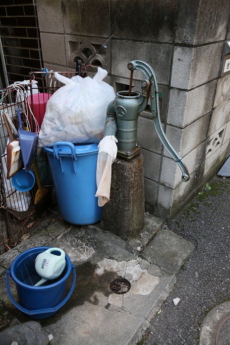 Showa era appearance Hiroo and Minami Azabu neighborhood, Minato ku  November 4, 2015  November 4, 2015, Tokyo, Japan   Old Tokyo blends into landscapes of the modern day metropolis, with ramshackle antediluvian tenements and wooden two story houses lining crooked, narrow slopes hidden away in the upscale neighborhoods of Hiroo and Minami Azabu.  Photo by Haruyoshi Yamaguchi AFLO  VTY  mis 