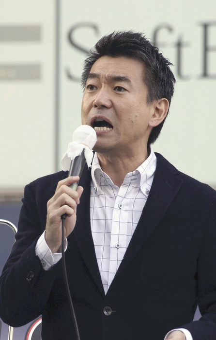 Osaka Prefectural Gubernatorial Election Announced Candidates appeal for support Osaka Mayor Toru Hashimoto appeals for support in a street speech  in front of JR Osaka Station at 3:54 p.m. on May 5   photo by Hiroto Nomoto.