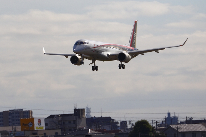 MRJ, Japan s First Jet Aircraft Successful first flight The Mitsubishi Regional Jet, Japan s first domestically produced commercial passenger jet, approaches to land at Nagoya Airport in Toyoyama Town, Aichi Prefecture, Japan, on Wednesday, November 11, 2015. The MRJ made its maiden test flight successfully.  Photo by Yoshiaki Kawamura AFLO 