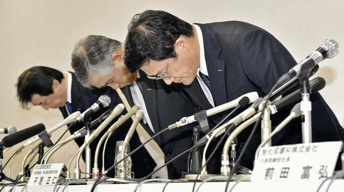 Asahi Kasei Kenzai Corporation Data Falsification 266 cases of falsification  From right  Tomihiro Maeda, president of Asahi Kasei Kenzai Corporation, Masahito Hirai, vice president of Asahi Kasei, and Nobuyuki Kakizawa, executive officer, apologize at the beginning of the press conference. In Chuo ku, Tokyo  photo taken Nov. 13, 2015. Asahi Kasei announced on November 13 that it had completed its investigation of 2,376 of the 3,040 piles installed by its subsidiary Asahi Kasei Kenzai Corporation  Chiyoda ku, Tokyo  over the past 10 years and found data diversion in 266 piles in 35 prefectures. The company announced that it had found misappropriation of data in 266 cases in 35 prefectures. It was also revealed that more than 50 of the approximately 180 field supervisors in charge of construction were involved. The company plans to report the remaining properties to the Ministry of Land, Infrastructure, Transport and Tourism on March 24.