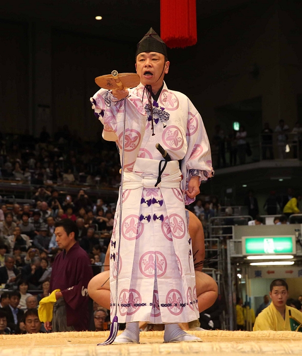 Sumo Tournament in Kyushu, Day 11 Inosuke Shikimori, NOVEMBER 18, 2015   Sumo : Inosuke Shikimori performs the gyoji at the conclusion of the first event on November 18, 2015 at the Fukuoka International Center in Fukuoka City, Fukuoka Prefecture.