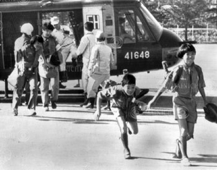 Typhoon Nirasaki, Yamanashi Prefecture, Japan, August 2, 1982, landed near Atsumi Peninsula. Boy Scouts from the Tokyo Tama Yondan get off a helicopter at 6:30 a.m. on April 4 at Nirasaki Nishi Junior High School in Yamanashi Prefecture.
