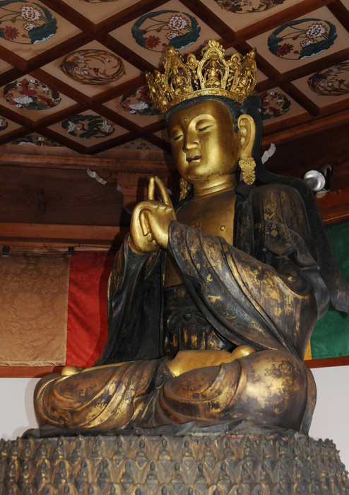 Goromaru Pose  is the talk of the town Buddhist statue at Seki Zenkoji Temple, Gifu Hokan Dainichi Nyorai, reputedly resembling Ayumi Goromaru s pre kick pose, at the Dainichi Hall of Seki Zenkoji Temple in Nishi Nichiyoshi cho, Seki, Gifu Prefecture, November 10, 2015, 3:13 p.m. Photo by Masaru Tatematsu.