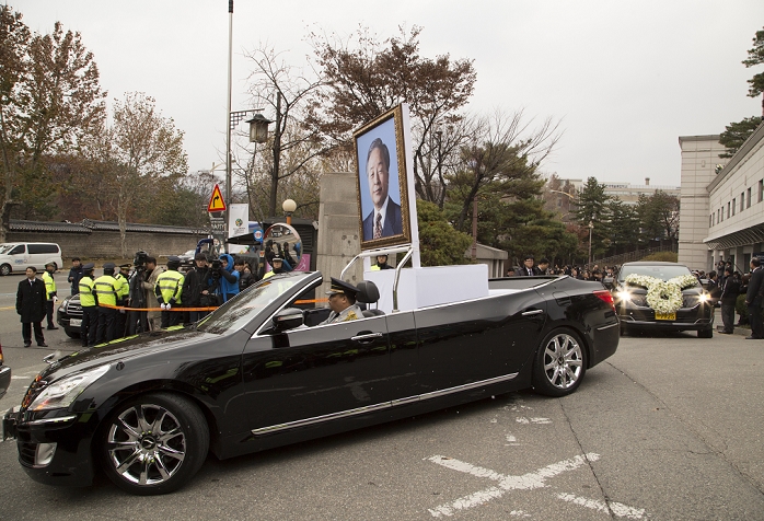 Funeral Service for Former South Korean President Kim Young sam Held as a  National Funeral Kim Young Sam, Nov 26, 2015 : A hearse carries the body of the late President Kim Young Sam at a Seoul hospital to go to the National Assembly where the state funeral for Kim was going to be held in Seoul, South Korea. Kim Young Sam died at age 87 early on November 22, 2015 .  Photo by Lee Jae Won AFLO   SOUTH KOREA 