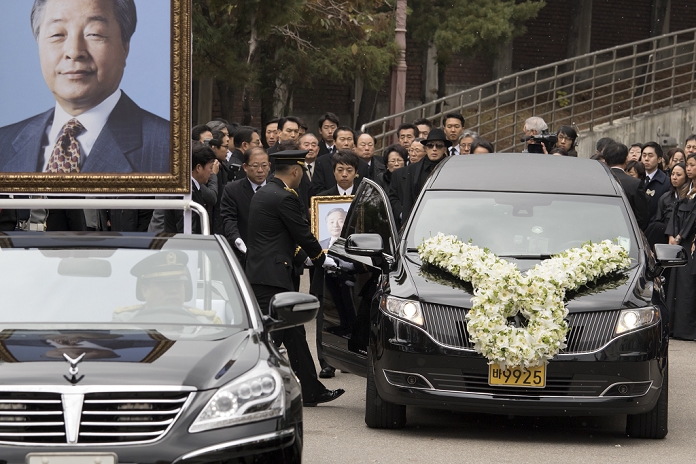 Funeral Service for Former South Korean President Kim Young sam Held as a  National Funeral Kim Young Sam, Nov 26, 2015 : A hearse carries the body of the late President Kim Young Sam at a Seoul hospital to go to the National Assembly where the state funeral for Kim was going to be held in Seoul, South Korea. Kim Young Sam died at age 87 early on November 22, 2015 .  Photo by Lee Jae Won AFLO   SOUTH KOREA 