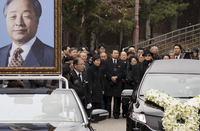 Funeral Service for Former South Korean President Kim Young Sam Held as a  National Funeral Kim Young Sam, Nov 26, 2015 : South Korean President Park Geun hye  C  looks a hearse carrying the body of the late President Kim Young Sam at a Seoul hospital before the hearse departs to the National Assembly where the state funeral for Kim was going to be held in Seoul, South Korea. Kim Young Sam died at age 87 early on November 22, 2015 .  Photo by Lee Jae Won AFLO   SOUTH KOREA 
